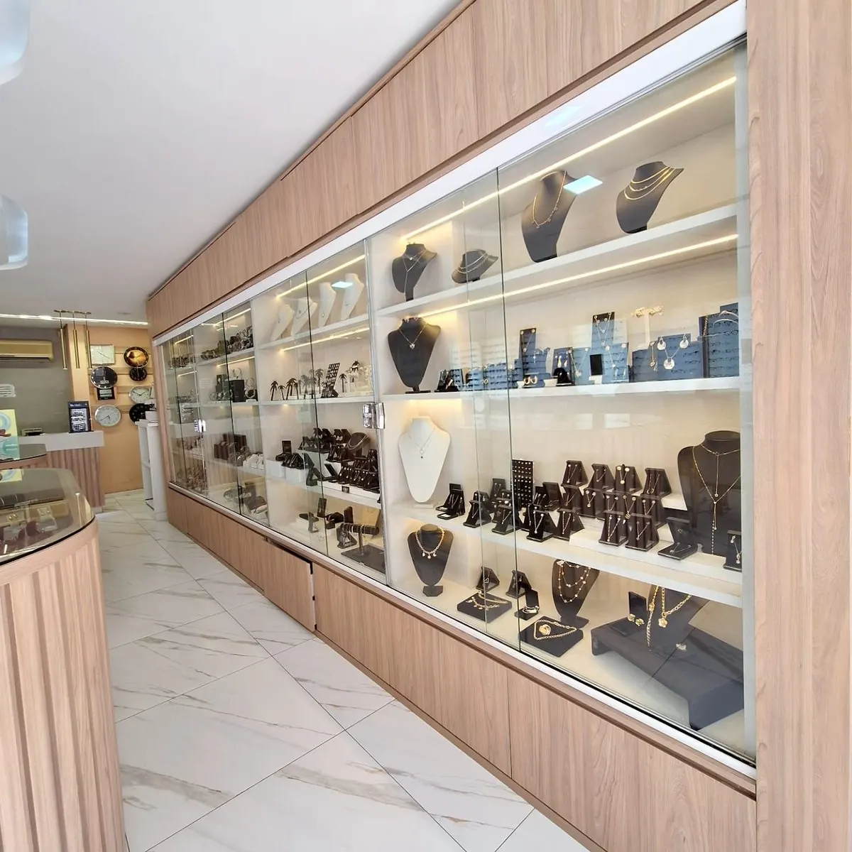 Vitrine iluminada com coleção de joias em ouro e prata da VIP Joalheria e Ótica — colares, anéis, brincos e pulseiras expostos em Guaíba RS